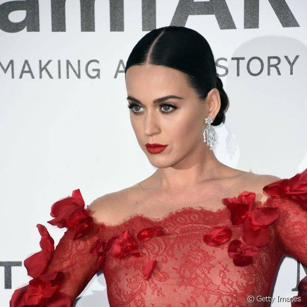 Katy Perry apostou no visual monocromático no evento da amfAR, com vestido, unha e batom na cor vermelha